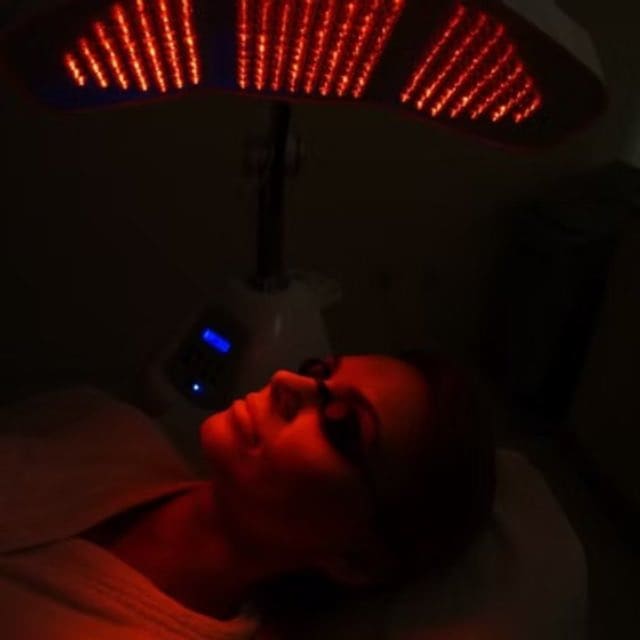 Pacjentka z gęstymi, zdrowymi włosami, terapia LED Hair Laser w centrum CosmetDerm