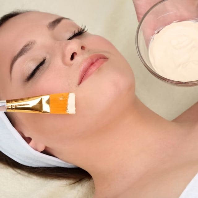 Zabieg peelingu chemicznego twarzy w centrum CosmetDerm we Wrocławiu